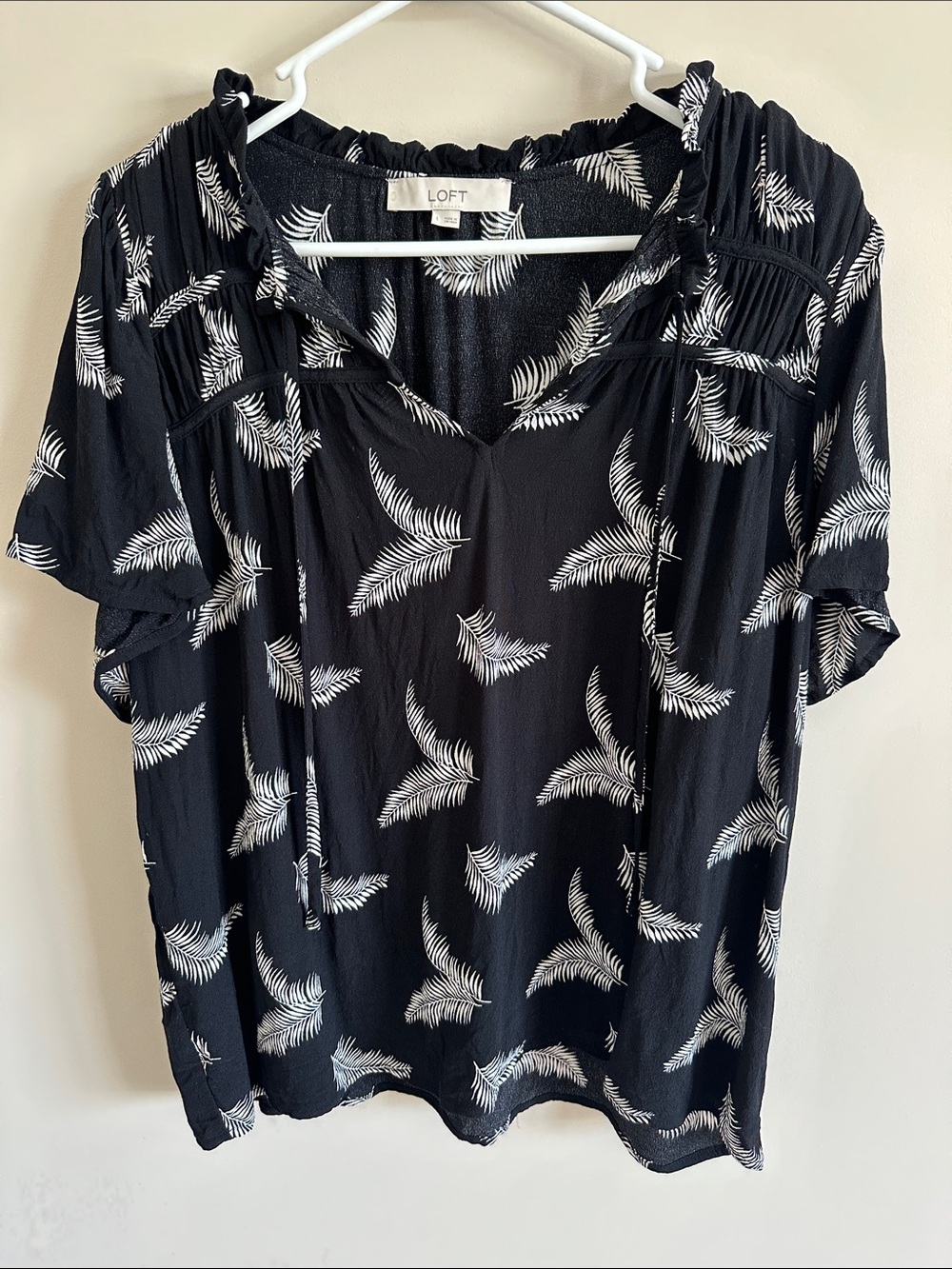 LOFT Black White Leaf-Print Short Sleeve V-Neck Blouse